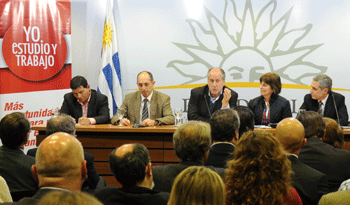 Autoridades en presentación del programa "Yo estudio y trabajo"