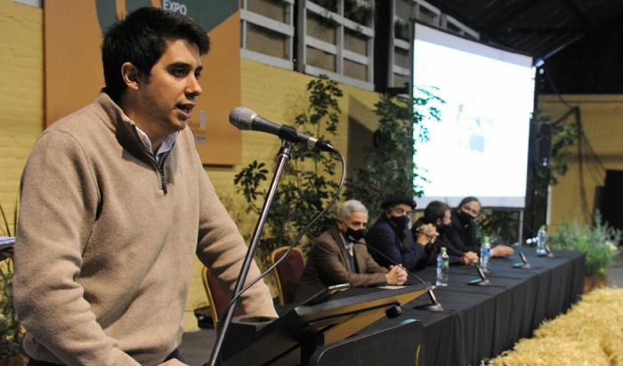 Felipe Paullier y autoridades en la presentación de la comisión
