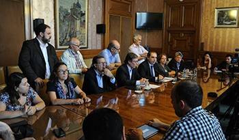 Autoridades de Economía y legisladores del Frente Amplio en conferencia de prensa