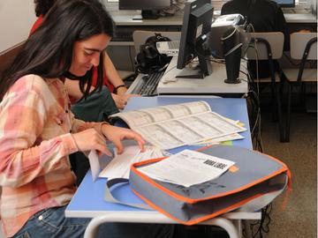 Alumna de un liceo en sala de informática