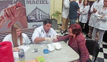 La presidenta del directorio de ASSE, Susana Muñiz, en activida por Día Nacional del VIH Sida