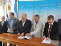 Autoridades uruguayas y argentinas de CARU suscriben contrato con representantes de firma belga