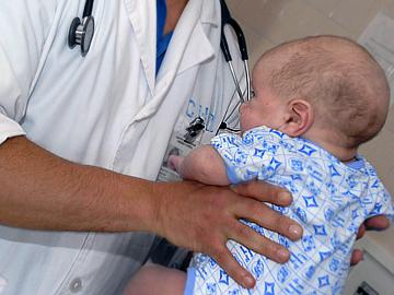 Médico atiende a niño recién nacido