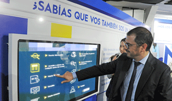 Prosecretario Juan Andrés Roballo en inauguración del estand de AGESIC en la Expo Prado 2016