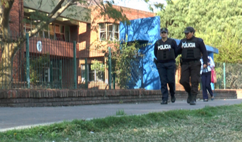 Policías en centro educativo