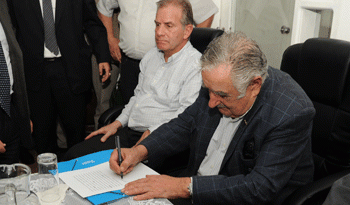 El Presidente José Mujica firma el convenio de comodato para la maquinaria con destino a la unidad penitenciaria de Santiago Vázquez