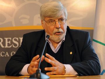 Ministro Bonomi en conferencia con los medios de prensa