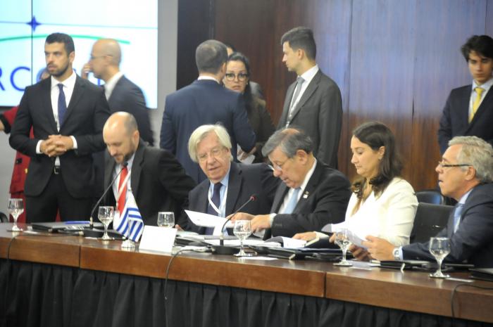 El canciller Rodolfo Nin Novoa junto al ministro Danilo Astori en la reunión del Consejo del Mercado Común