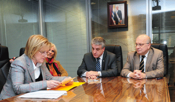 Director de Servicio Civil, Alberto Scavarelli y director de AGESIC, José Clastornik, en firma de convenio