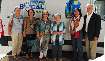 Autoridades de Salud Bucal y de la Sociedad de Fomento Rural de Cerro Largo