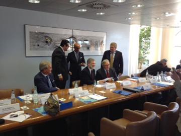 Ministro Kreimerman firmando acuerdo