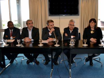 Autoridades en conferencia de prensa
