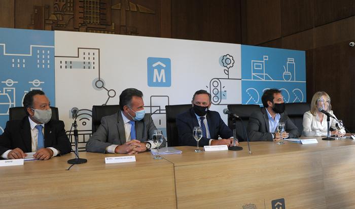 Autoridades en conferencia de prensa