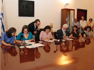 Autoridades firmando convenio