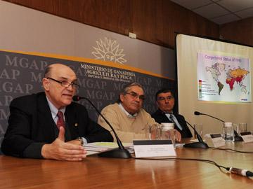 Autoridades en conferencia de prensa