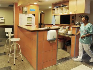 Renovada puerta de emergencia del centro de salud de Jardines del Hipódromo