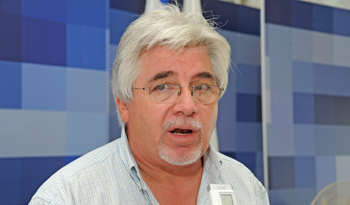 Ministro Tabaré Aguerre a la salida del Consejo de Piedras Coloradas