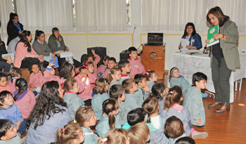 Irupé Buzzetti con padres y alumnos de 3, 4 y 5 años en lanzamiento de inscripción