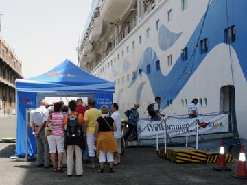 Pasajeros ingresan a un crucero en las costas uruguayas