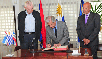 Presidente Tabaré Vázquez, acompañado por el senador Ernesto Agazzi y el secretario de Presidencia, Miguel Toma