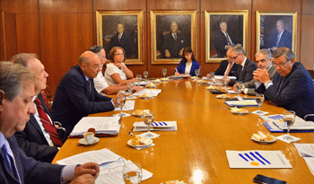 El canciller Rodolfo Nin Novoa y su equipo reciben a delegados partidarios