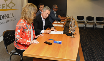 Autoridades firman convenios