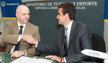 Ministro (I) de Turismo y Deporte, Antonio Carámbula y director general de Latam, Francisco Chiari