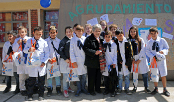María Auxiliadora Delgado con niños de escuelas rurales de Canelones