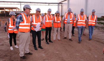 Ernesto Murro y Guillermo Moncecchi en recorrida por frigorífico BPU