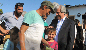Presidente Vázquez visitó a daminificados por tornado de Dolores Presidente Vázquez visitó a daminificados por tornado de Dolores