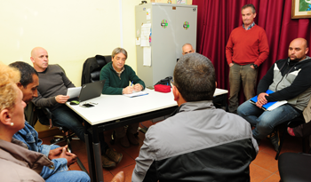 Director Fernando Cáceres con vecinos de Fray Bentos