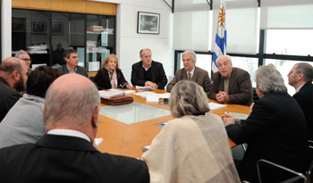 El presidente Tabaré Vázquez y varios de sus ministros dialoga con la delegación de Juan Lacaze