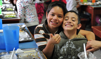 Niños en comedor escolar de Primaria