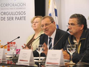 Autoridades en conferencia de prensa