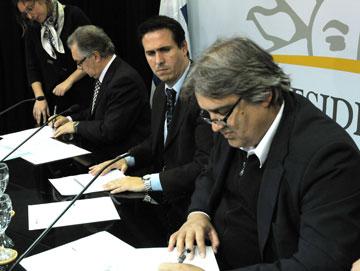 Diego Cánepa y señores en una mesa