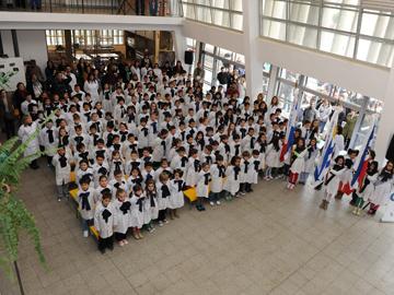 Alumnado en el patio de la nueva escuela de tiempo completo en Pando Alumnado en el patio de la nueva escuela de tiempo completo en Pando
