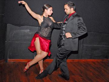 Pareja bailando tango