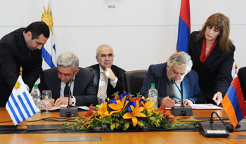Firma de convenios por parte del Presidente de Armenia,Serzh Sargsyan y el Presidente de Uruguay, José Mujica