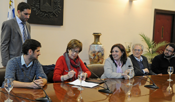 Ministra Marina Arismendi e intendenta Ana Olivera firman convenio