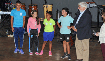 Ministro Eduardo Bonomi con participantes del programa Pelota al Medio a la Esperanza