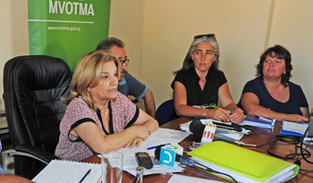 La ministra de Vivienda, Eneida de León, y su equipo en Artigas