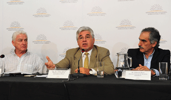 Ministro Tabaré Aguerre en conferencia de prensa