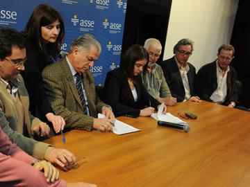 Ministro Venegas, representantes de ASSE y cirujanos