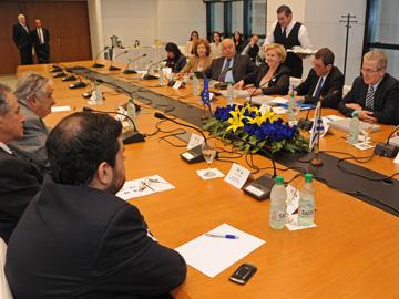 Autoridades nacionales con representantes de la Unión Europea