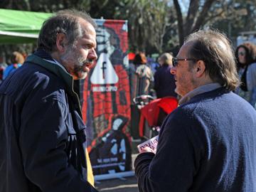Milton Machado y Daniel Olesker en la feria social del barrio Ituzaingó