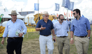 El ministro Tabaré Aguerre en recorrida por la Expo Activa de Soriano