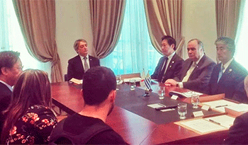Autoridades uruguayas y japonesas en sede diplomática nacional en Buenos Aires