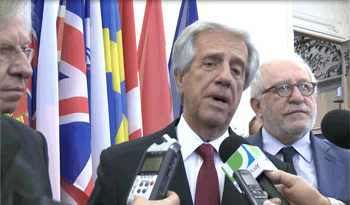 El Presidente Tabaré Vázquez, flanqueado por Danilo Astori y Ángel Gurría, en rueda de prensa en OCDE, en París