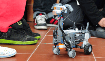 Presentación de tecnología robótica por parte de adolescentes