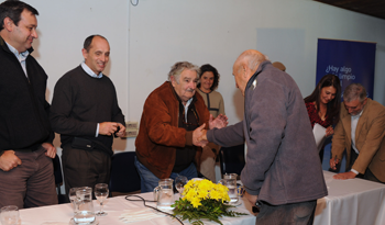 Presidente Mujica junto a 61 familias artiguenses del área rural que accederán al servicio de electricidad